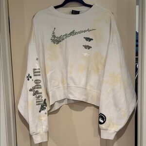 Nike White and Green Crew Neck Sweater